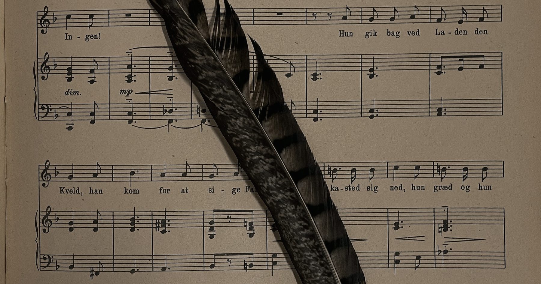 Pluma sobre partitura antigua — propiedad intelectual y derechos de autor