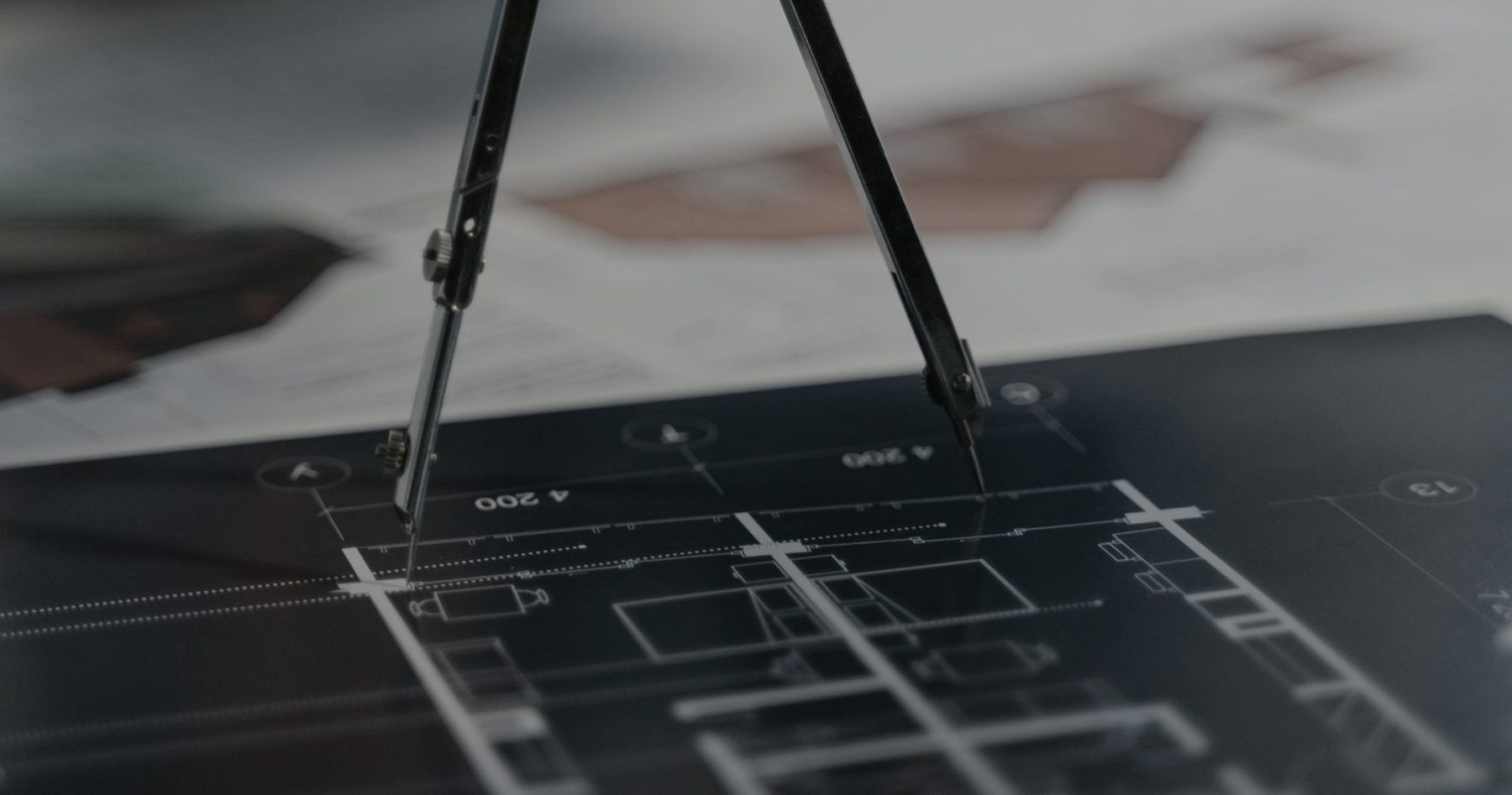 Compás sobre plano arquitectónico — licencias y permisos en Mérida